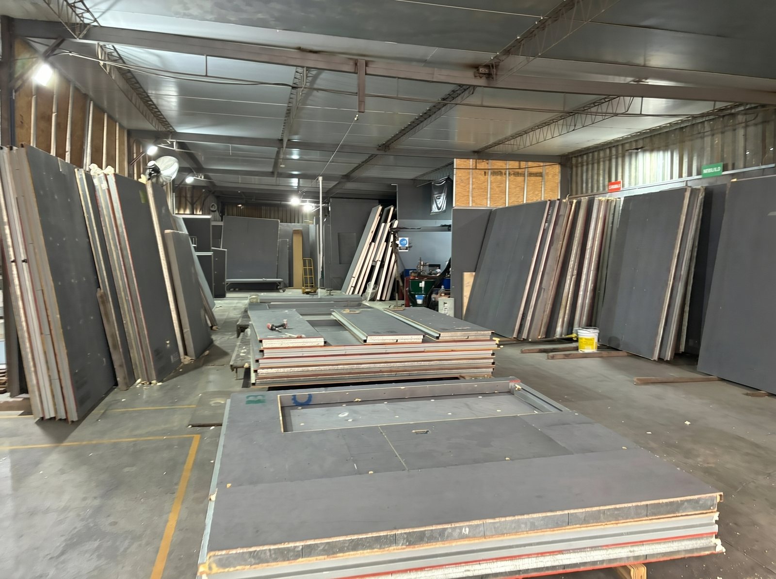Paneles terminados y plateas en la nave de producción
