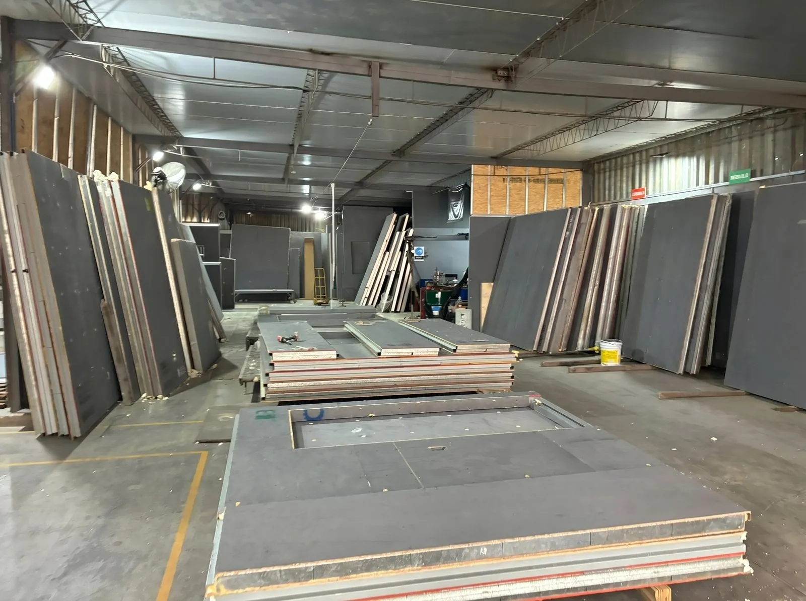 Paneles terminados y plateas en la nave de producción