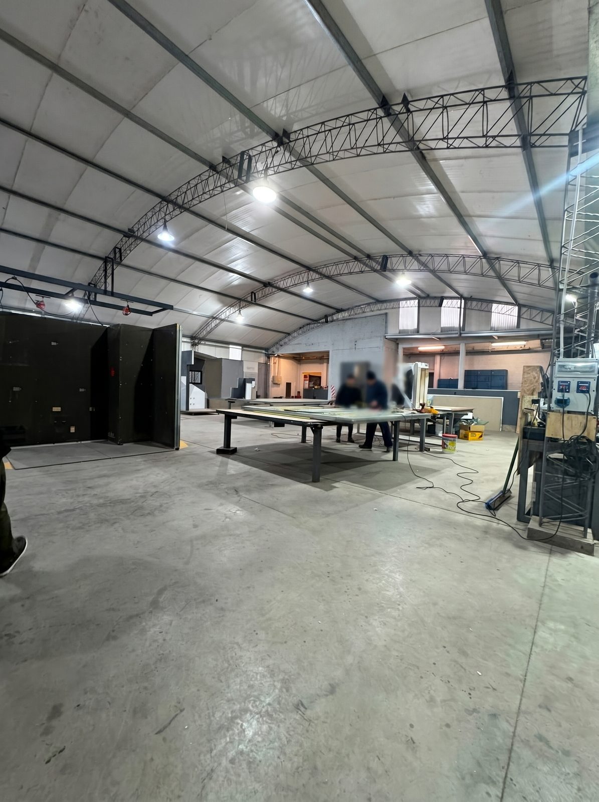 Nave de producción con mesas de ensamble