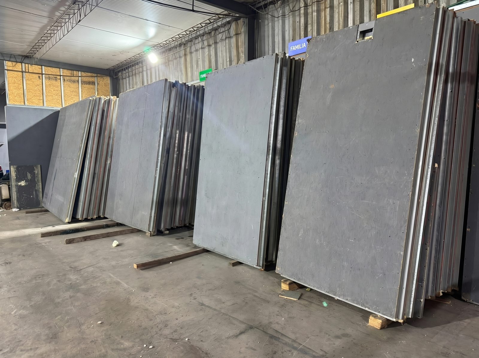 Stock de paneles terminados en la planta