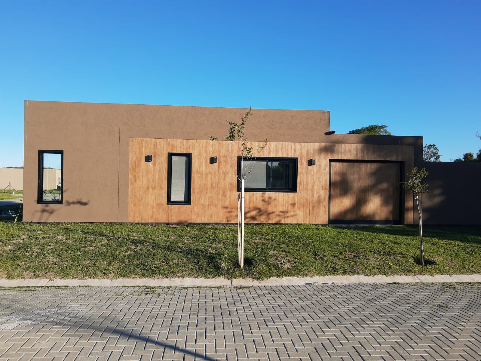 Frente con revestimiento de madera