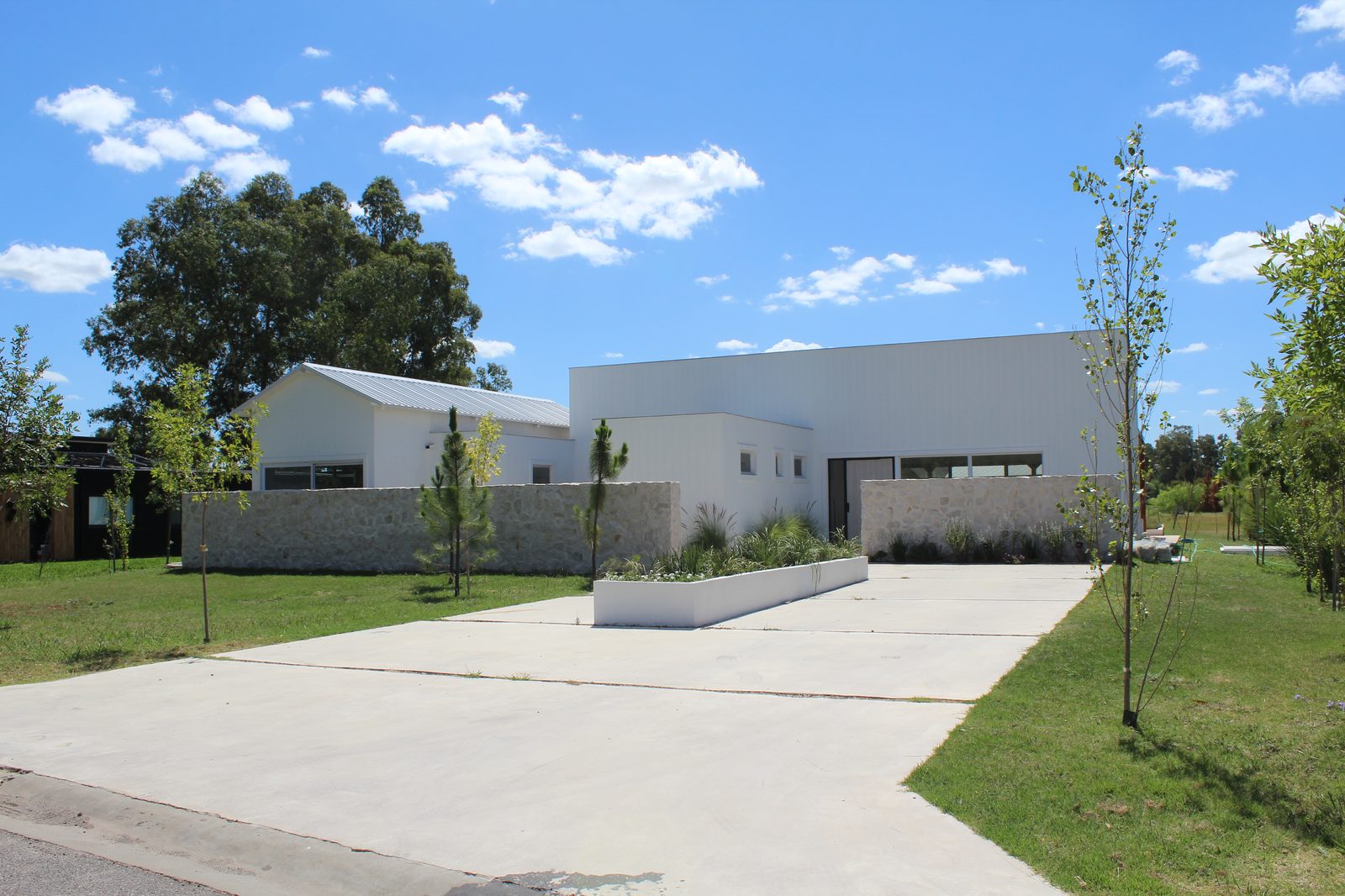 Vivienda custom con piedra y pérgola