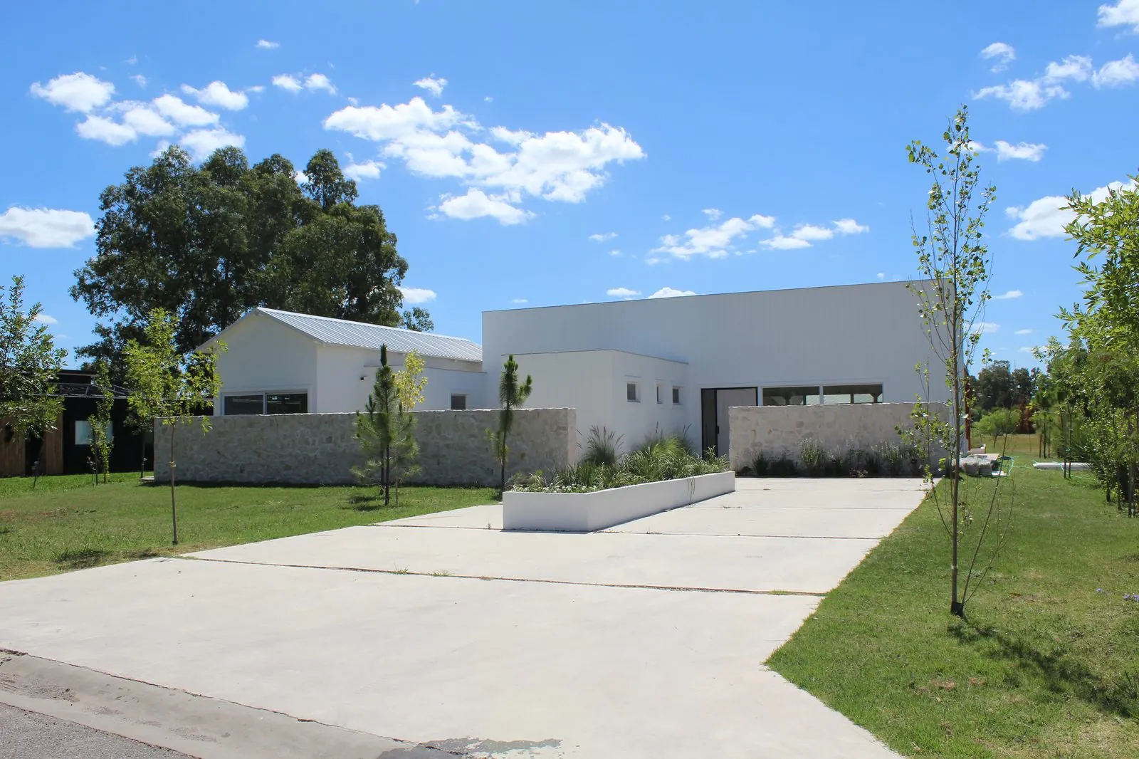 Vivienda custom con piedra y pérgola