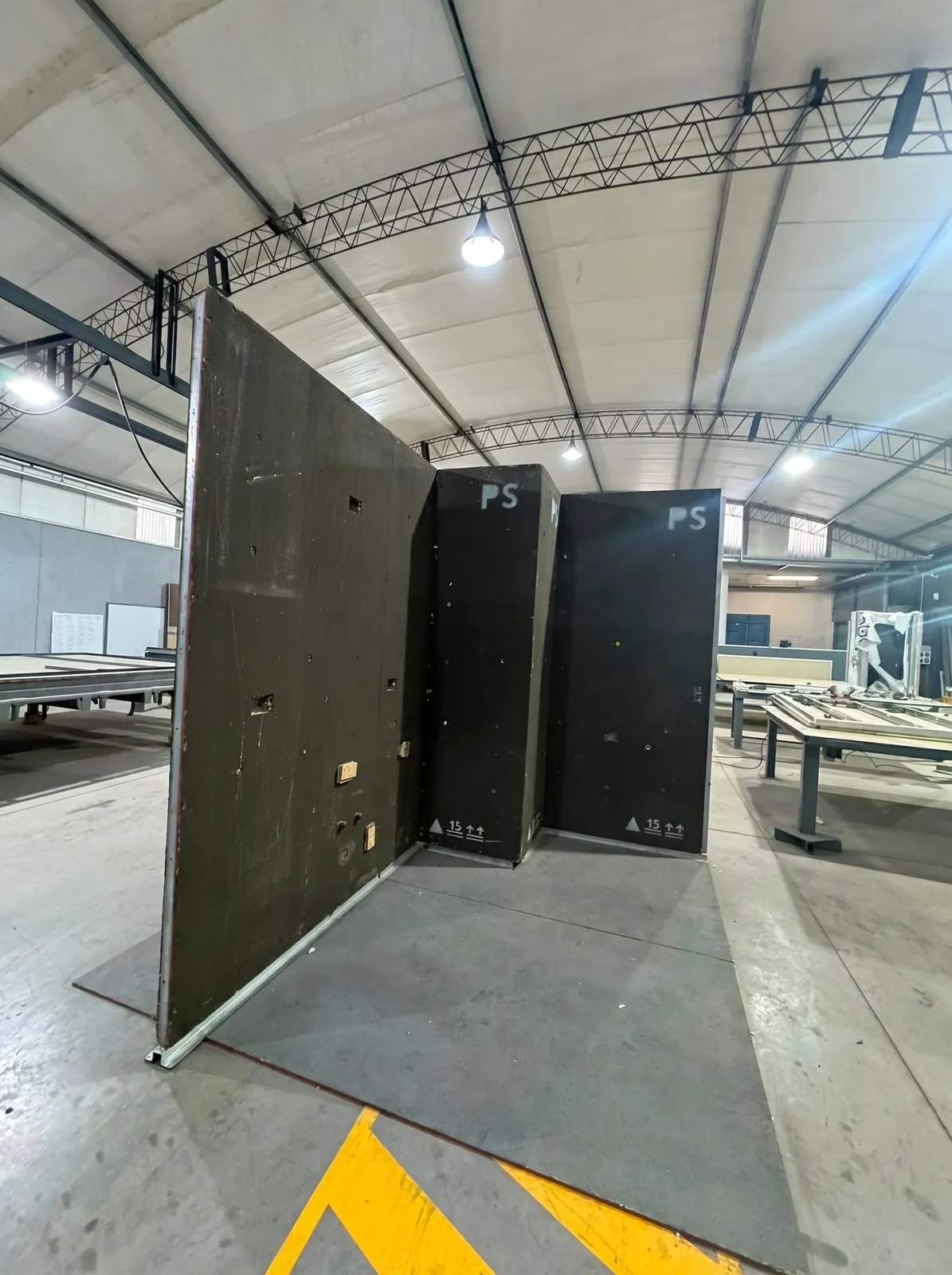 Paneles Inbuild terminados, de pie en la planta